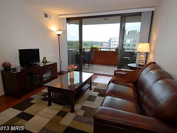 4th image of 1001 N Randolph St APT 915