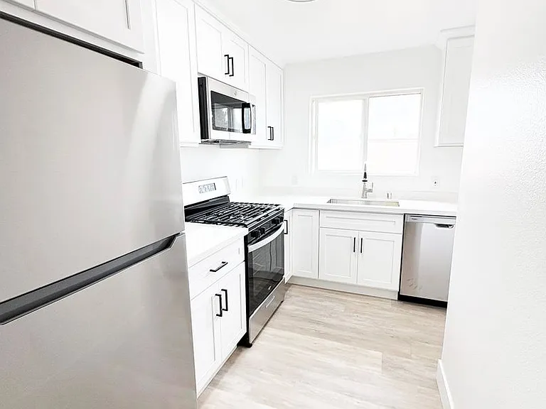 2637 S Manhattan Pl — Photo 9