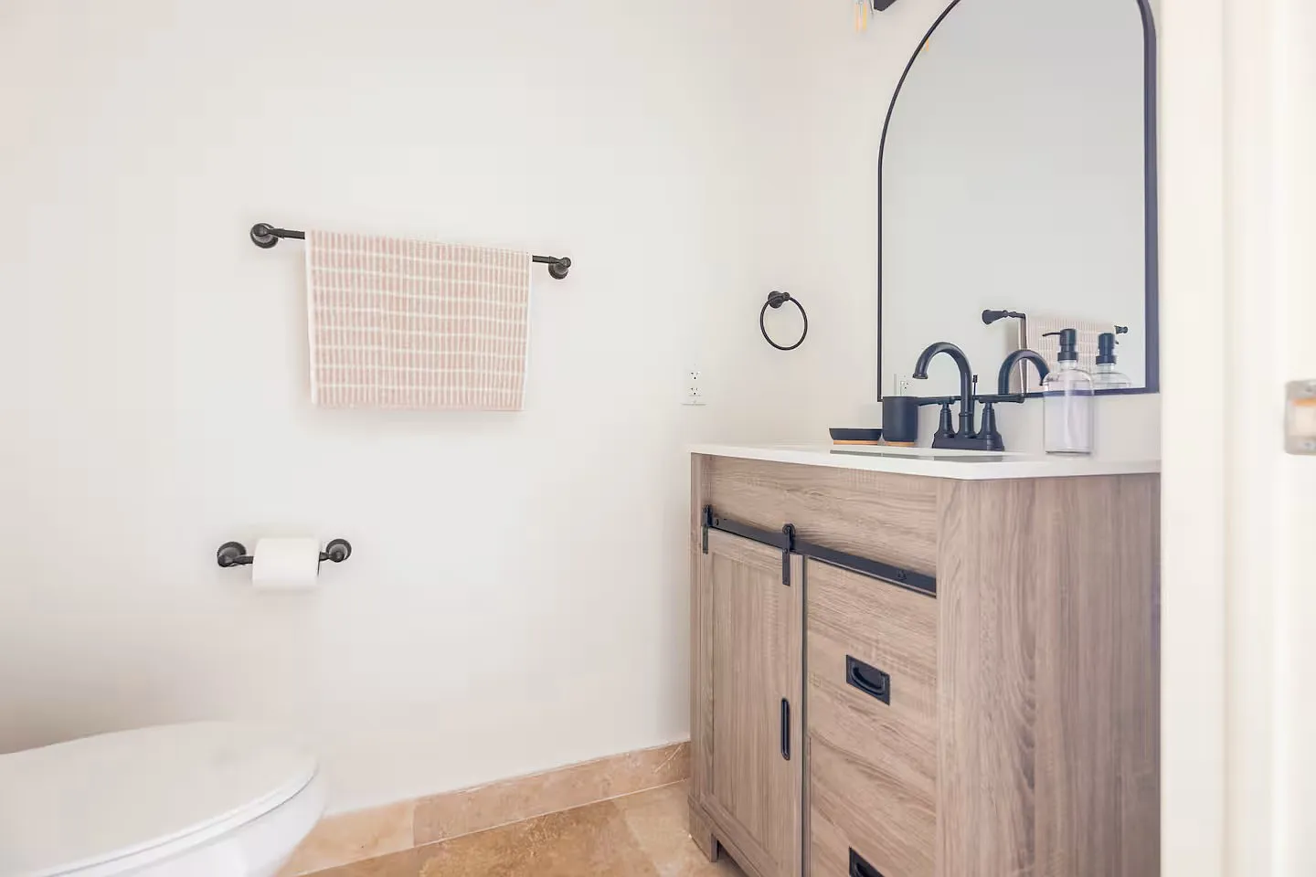 1 bed, 1.5 bath, 987 sqft, $4,100 — Photo 3