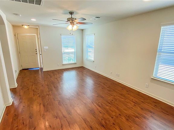 2nd image of 915 Alamo Plaza Dr