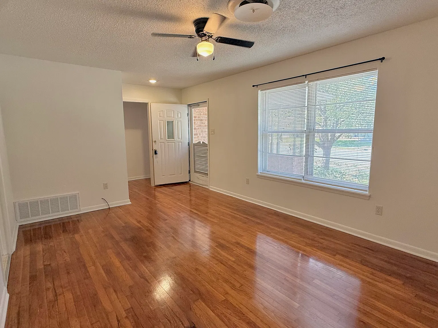 3 Bedroom 1.5 Bathroom with 1415 SQFT — Photo 4