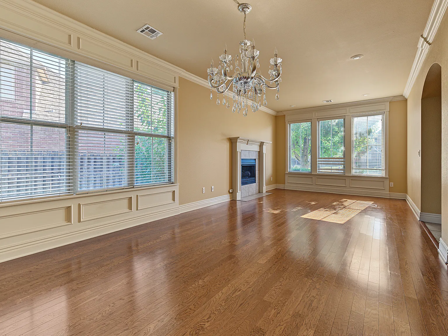 4 bed, 2.5 bath, 2700 sqft, $3,000 — Photo 3