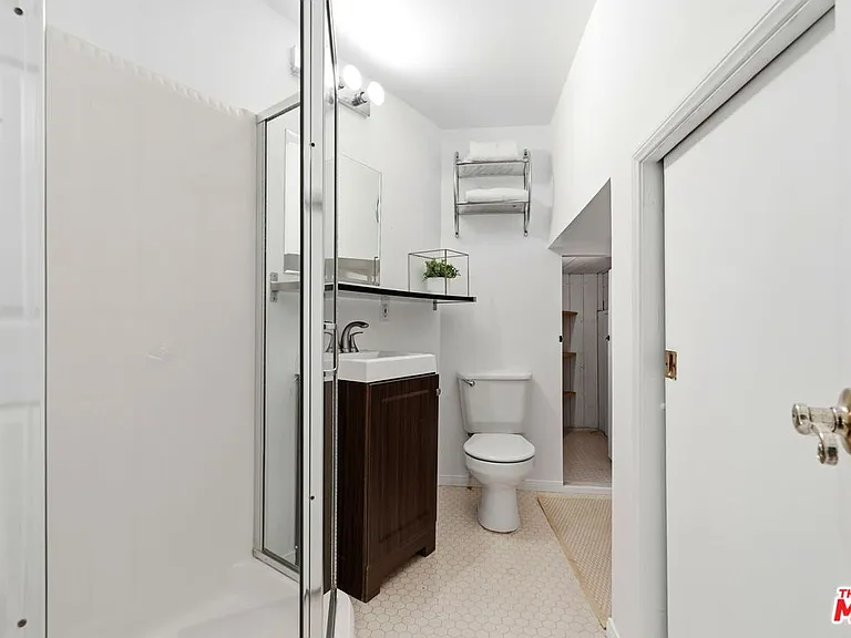 2350 Benedict Canyon Dr — Photo 48