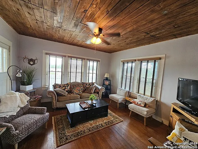 106 W Specht Rd — Photo 8
