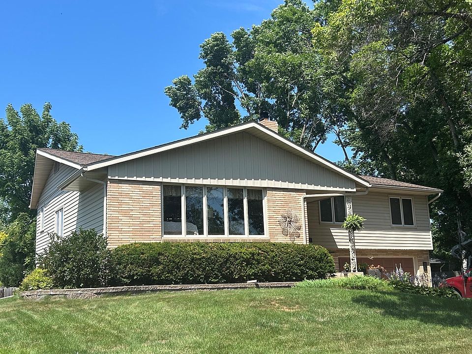 2nd image of 920 Meadow Ln