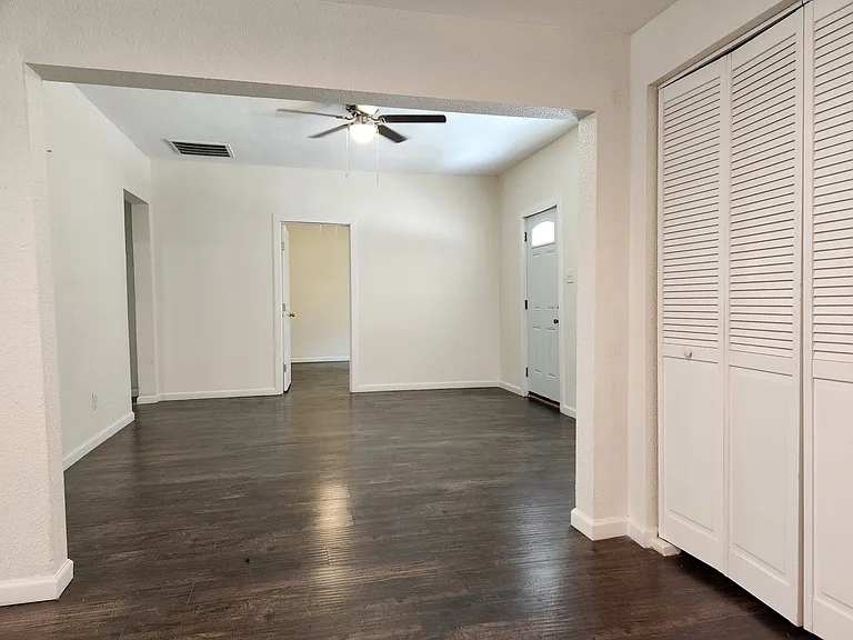 2545 Metropolitan Ave — Photo 9