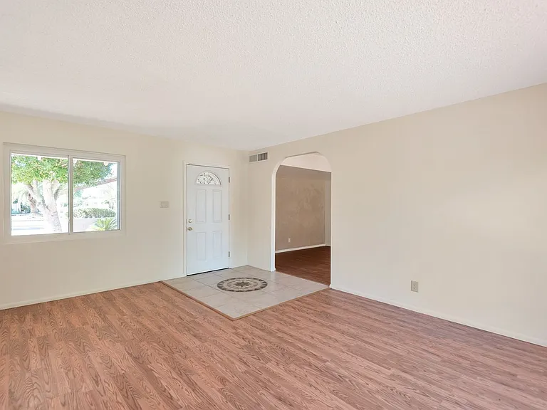 2809 N Granite Reef Rd — Photo 4