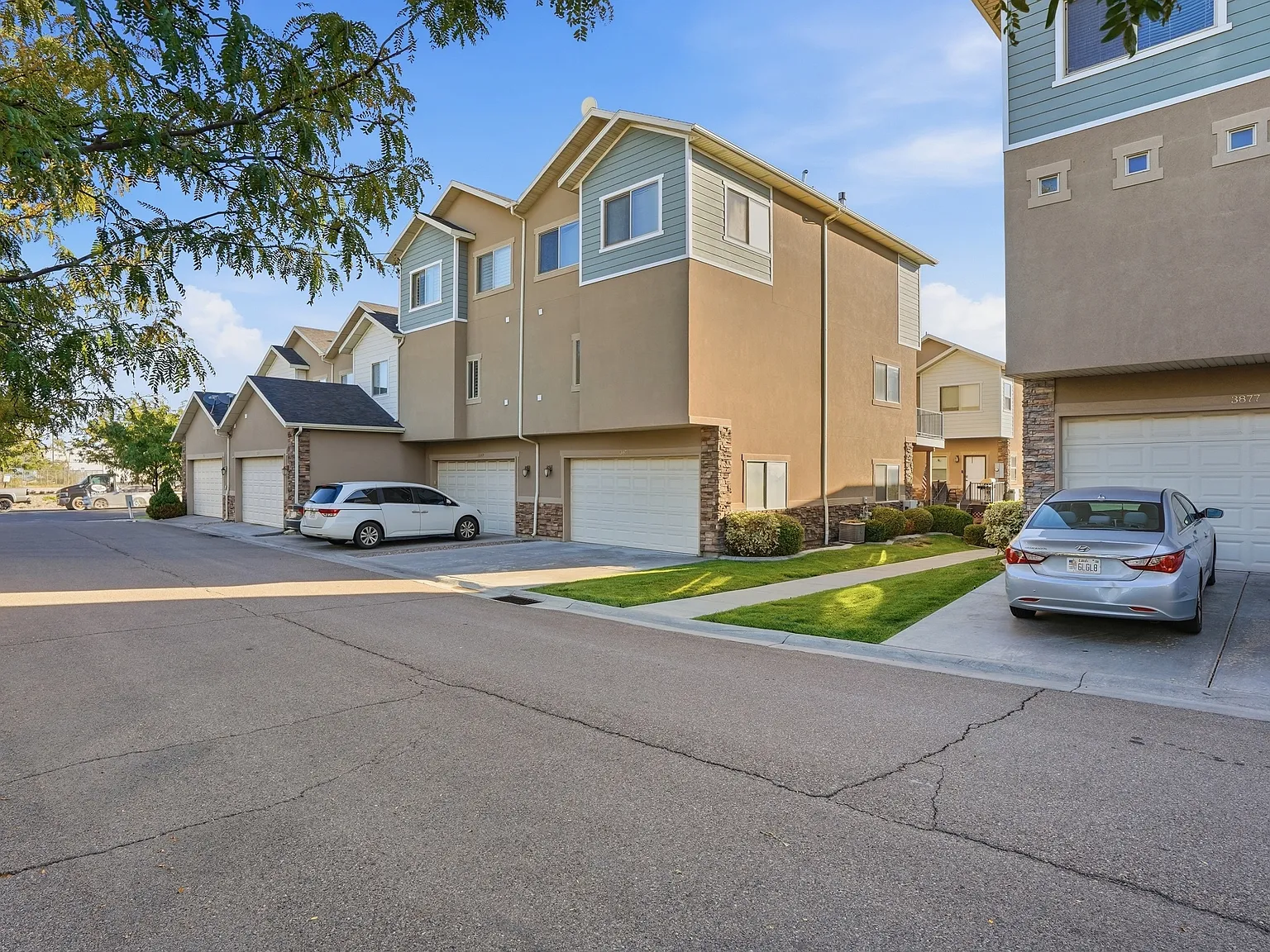 3 bed, 2.5 bath, 1932 sqft, $2,850 — Photo 3