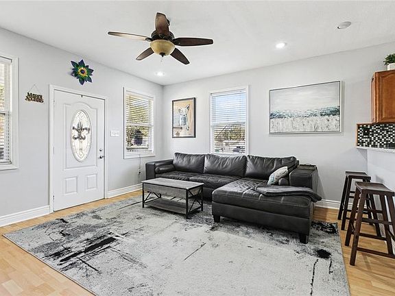 4th image of 109 Warren St