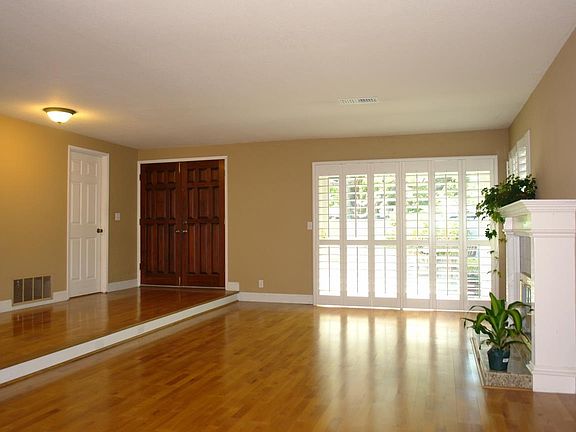 4th image of 142 Nashua Ct