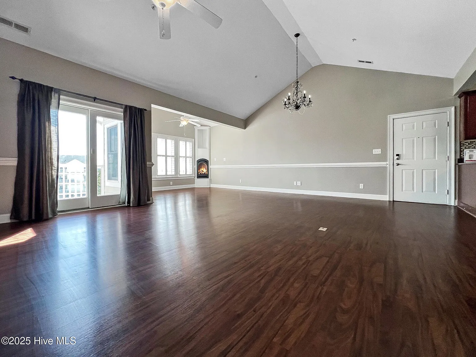 3 bed, 2.0 bath, $2,050 — Photo 2