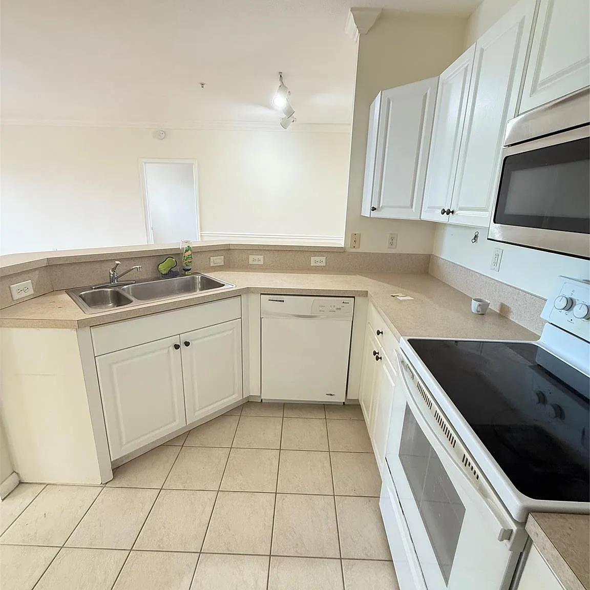 2 bed, 2.0 bath, 1048 sqft, $2,440 — Photo 4