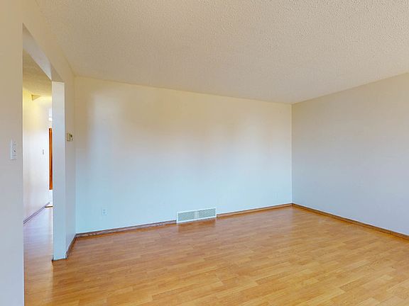 4th image of 15 Kiniski Cres NW