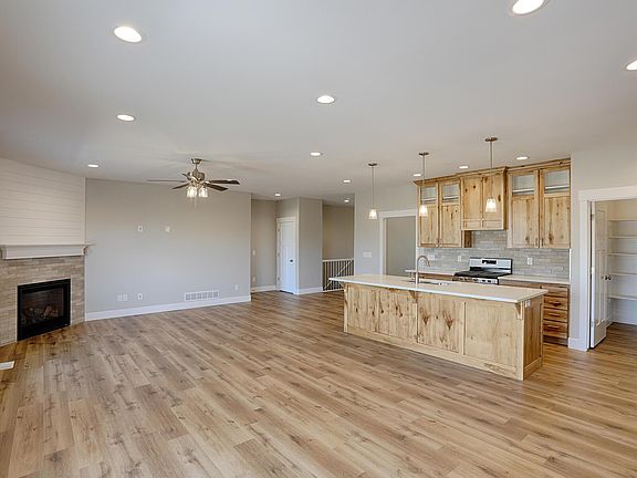 5th image of 685 Silvermaple Dr