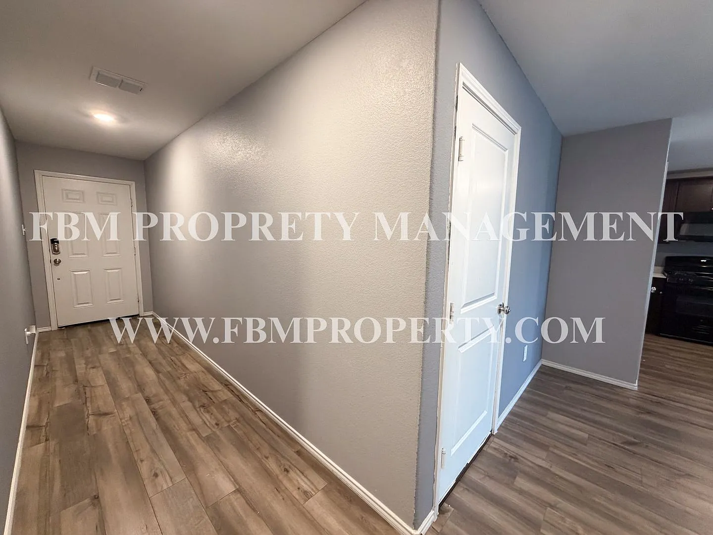 1012 Lady Bird St - Beautiful 3 Bedroom, 2 Bathroom Home in Ennis, TX! — Photo 2