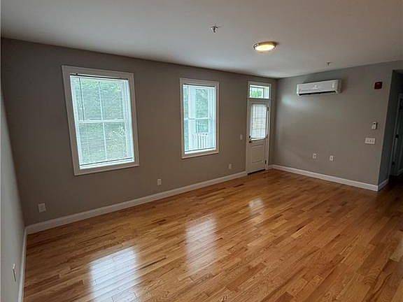 4th image of 1535 Atwood Ave #104