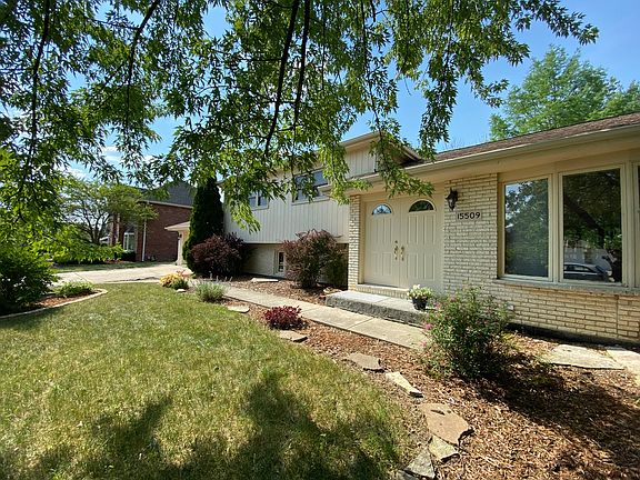 3rd image of 15509 Twin Lakes Dr