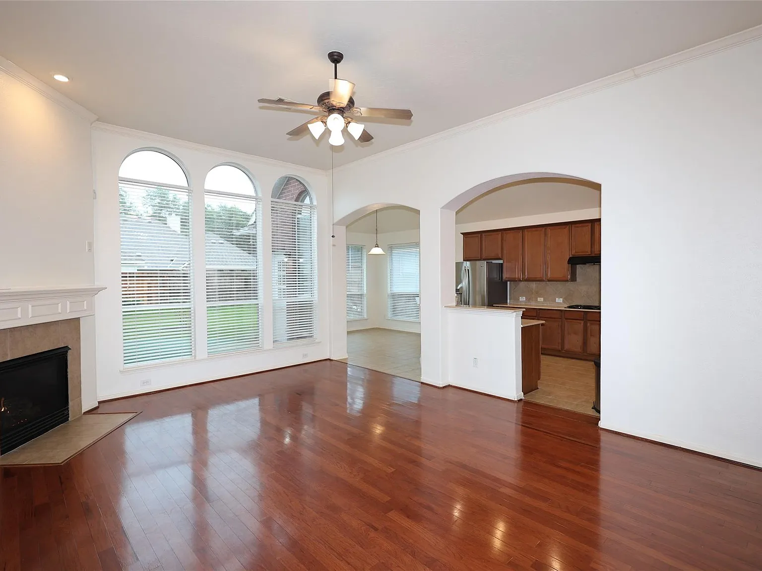 3 bed, 2.0 bath, $2,200 — Photo 2