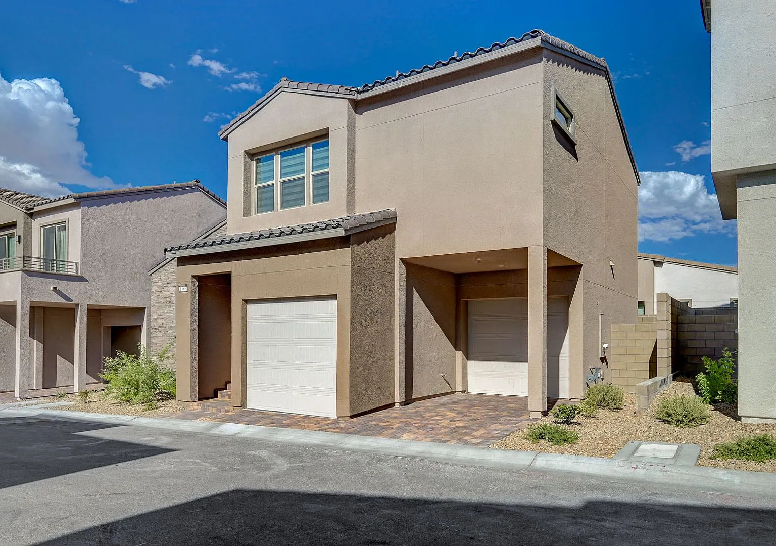 Stunning Summerlin Three Bedroom! — Photo 2