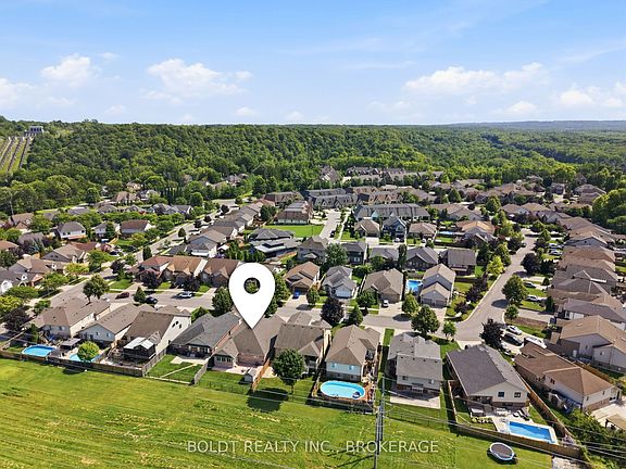 3rd image of 9 Nicholas Dr