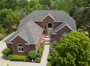 6120 Evanswood Rd, Troy, MI 48085