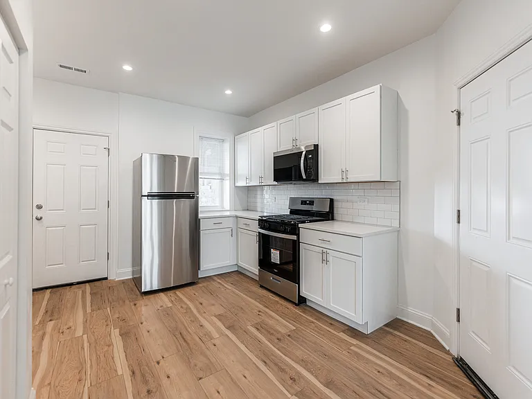 2109 N Hamlin Ave #1F — Photo 1