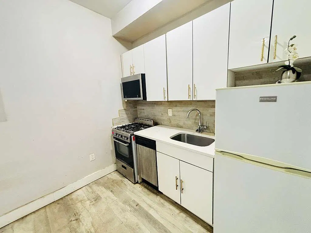 207 Webster Ave — Photo 2