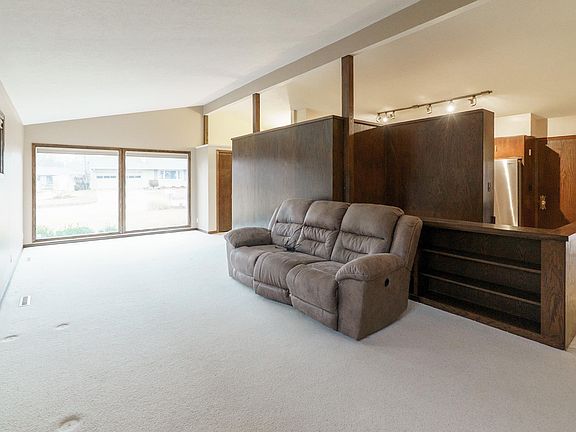 2nd image of 424 Queens Ct