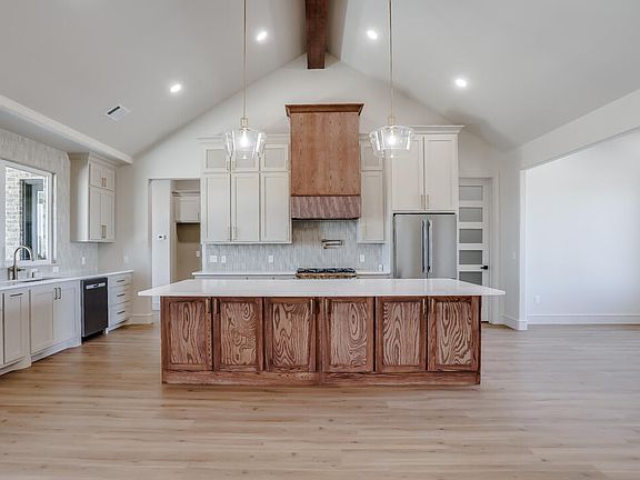 5th image of 305 Juniper St
