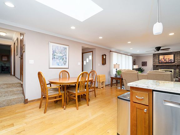 4th image of 15530 Maple Ct