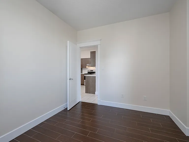 385 Bell St S — Photo 16