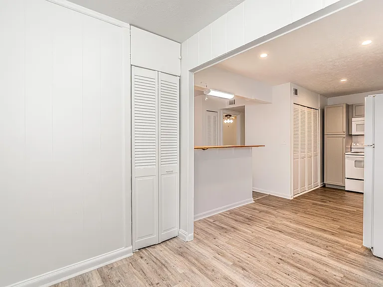 6910 Stablelake Ct — Photo 10