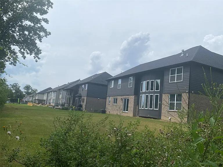 316 Paragon Dr — Photo 33