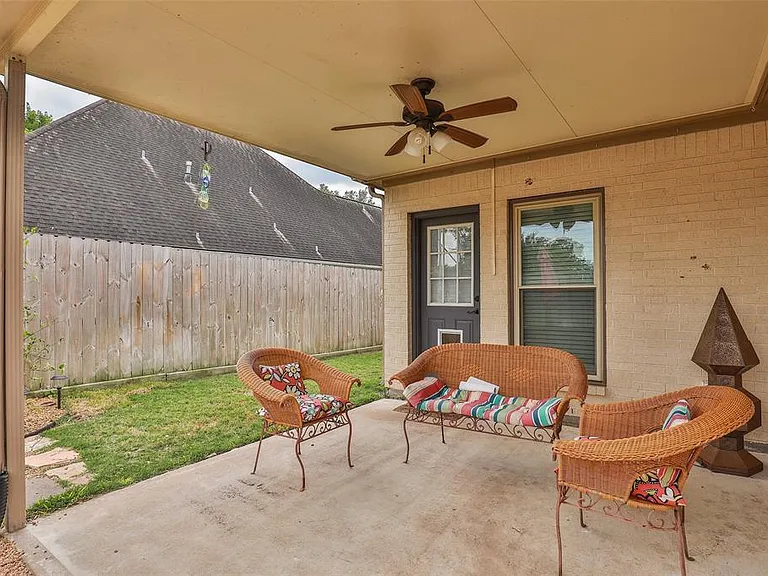 1811 Emerald Green Dr — Photo 9