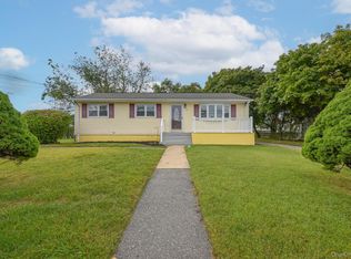 52 Cedar Rd, Amityville, NY 11701