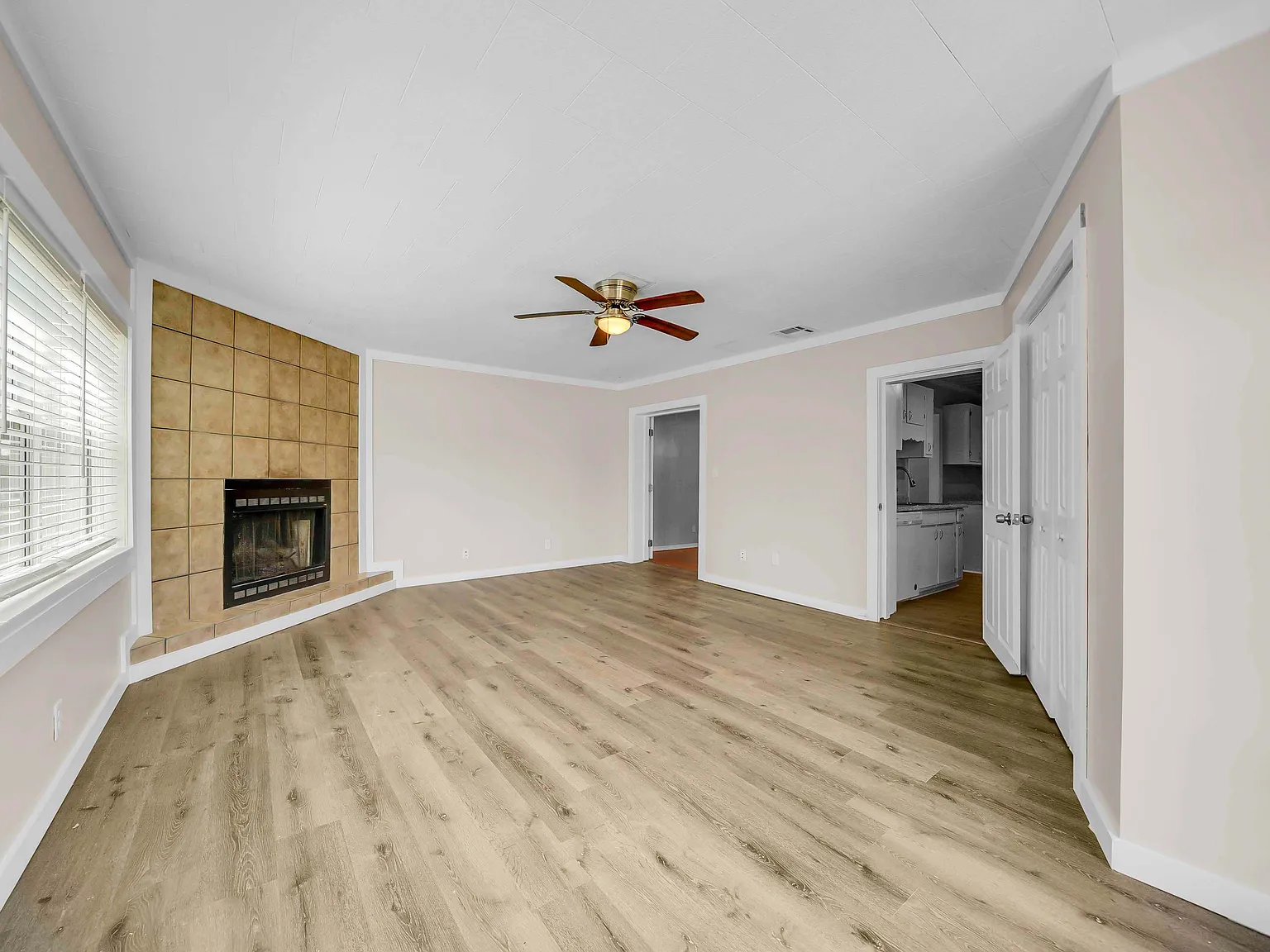 3 bed, 1.5 bath, 1886 sqft, $1,995 — Photo 3