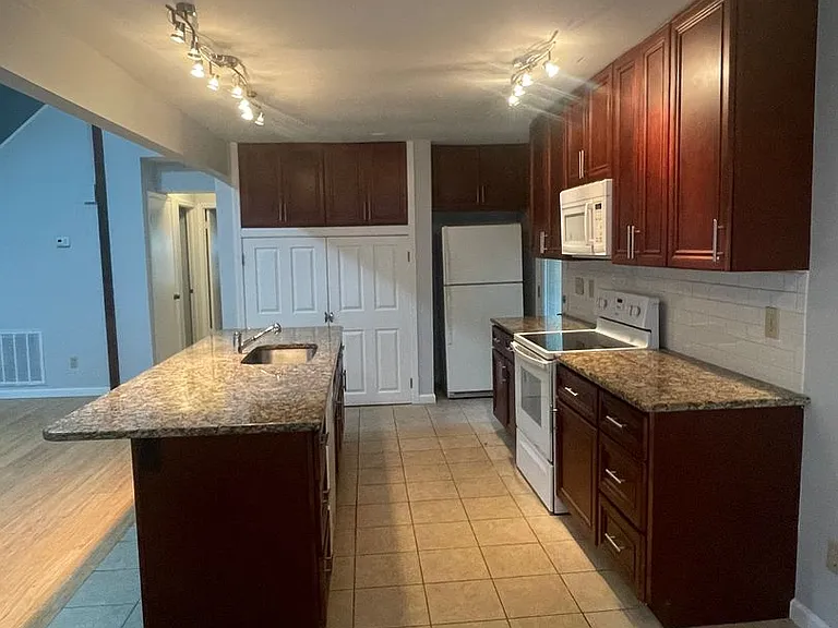 8006 Briardale Dr — Photo 5