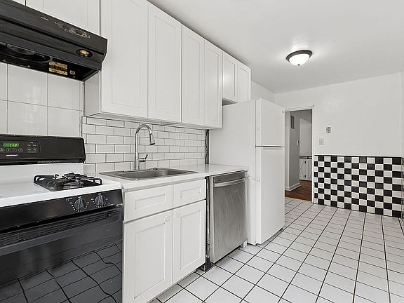 4th image of 140-18 Burden Cres #209