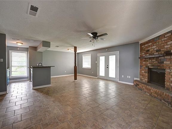 4th image of 2453 Williamsburg Dr