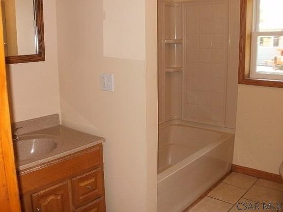 5th image of 318 Woodlawn Ave