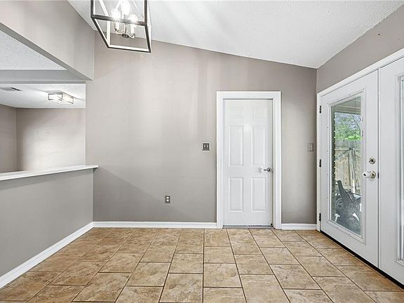 5th image of 228 Scott Dr