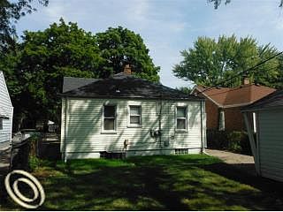 4th image of 19146 Woodland St