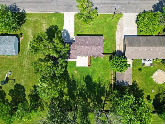 2nd image of 916 Birch Ave W