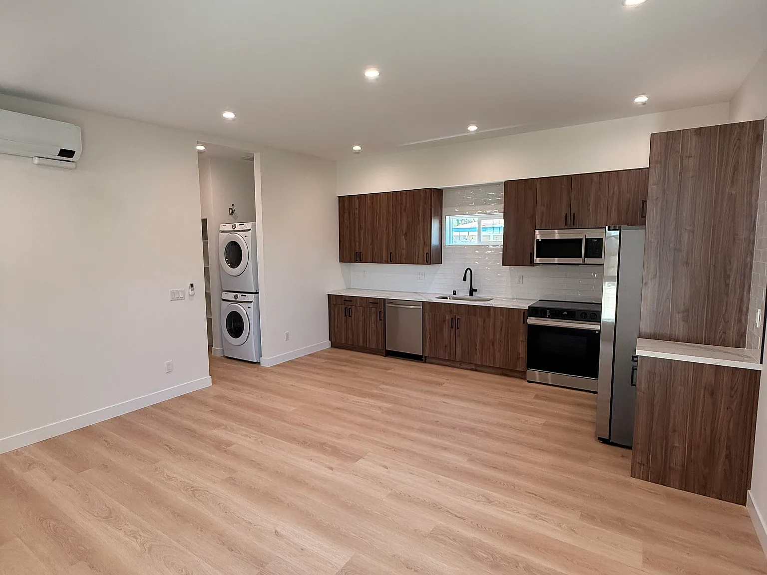 3 bed, 1170 sqft, $4,495 — Photo 3