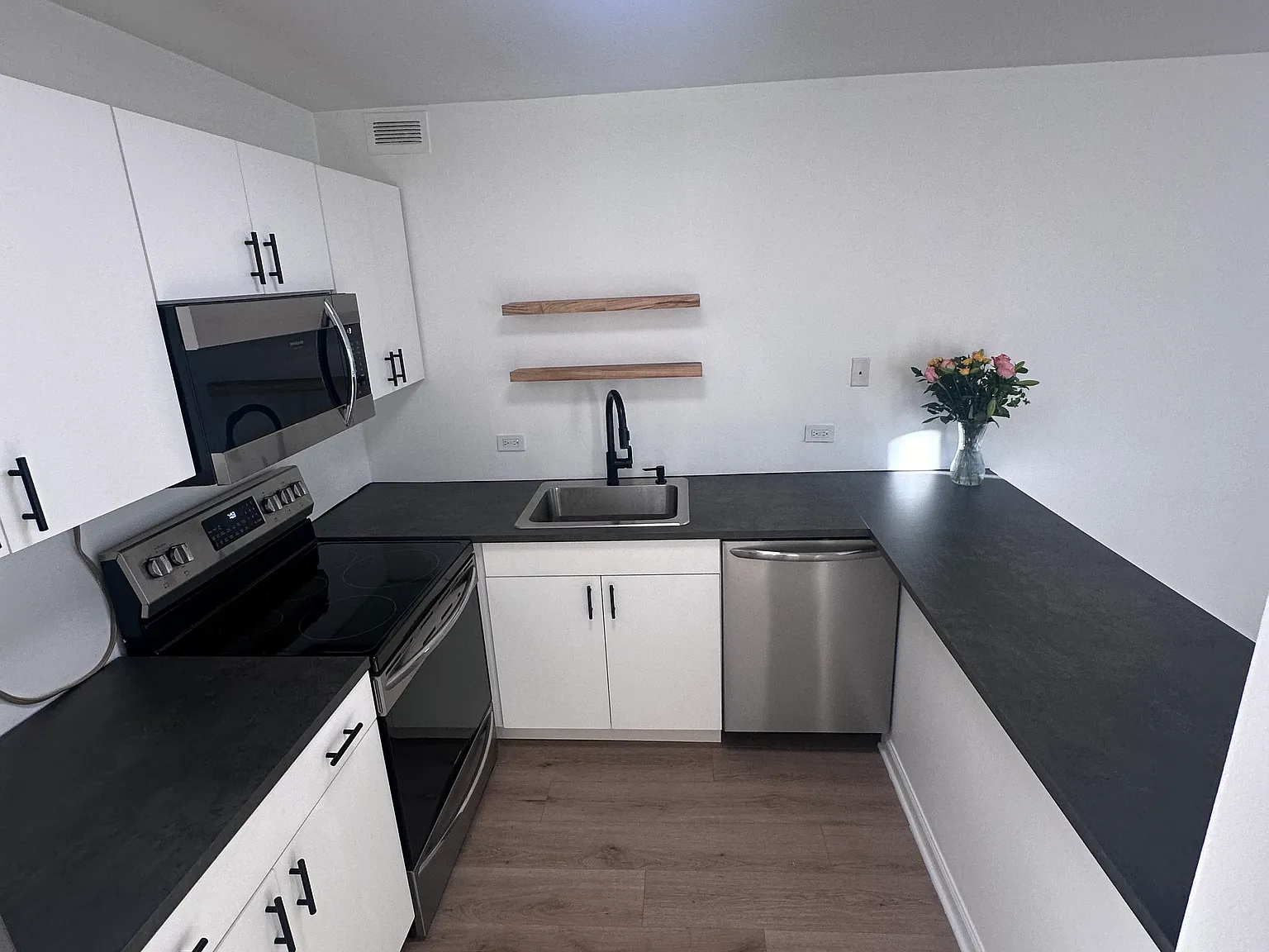 1 bed, 750 sqft, $2,600 — Photo 4