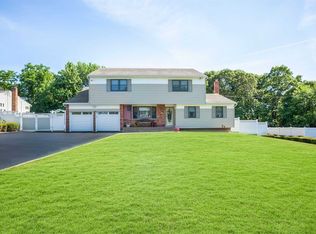 8 Eva Ln, Farmingville, NY 11738