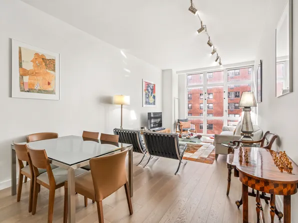 305 East 51st Street image 2 of 15