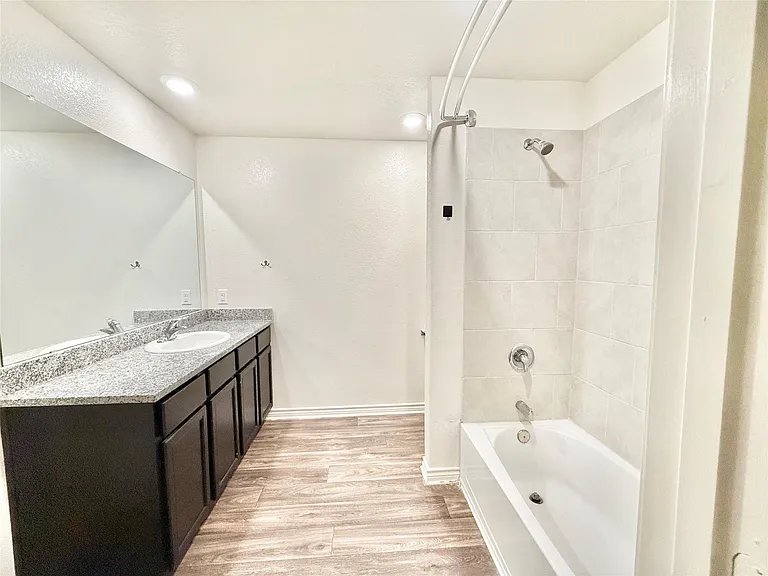 521 Locksley Cv — Photo 13