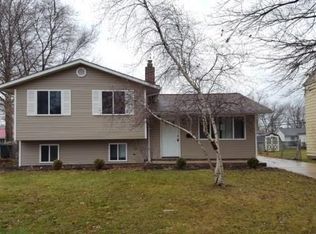 438 Waterbury Dr, Eastlake, OH