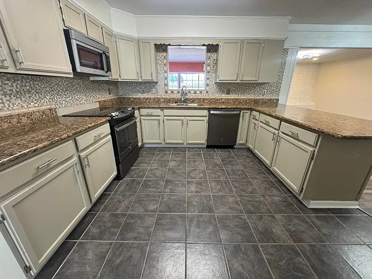 1315 Sussex Dr — Photo 8